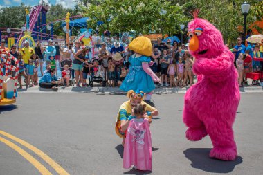 Orlando, Florida. 30 Temmuz 2019. Prairie Dawn , Telly canavar, dansçı kadın ve Seaworld Susam Street Party Parade küçük kız (3).