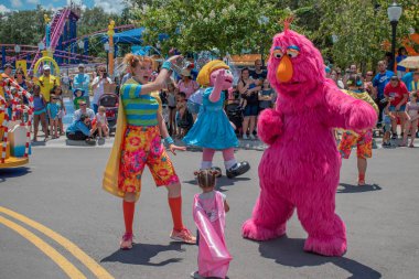 Orlando, Florida. 30 Temmuz 2019. Prairie Dawn , Telly canavar, dansçı kadın ve Seaworld Susam Street Party Parade küçük kız (2)