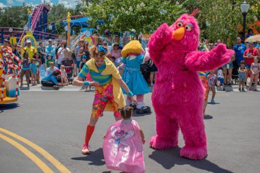 Orlando, Florida. 30 Temmuz 2019. Telly Monster, dansçı kadın ve seaworld susam Street Party Parade oynayan küçük kız (2)