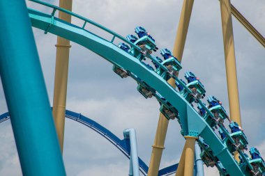 Orlando, Florida. 29 Temmuz 2019. İnsanlar Seaworld 8 yaz tatili sırasında Kraken rollercoaster sürme zevk