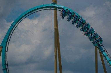 Orlando, Florida. 29 Temmuz 2019. İnsanlar Seaworld 9 yaz tatili sırasında Kraken rollercoaster sürme zevk