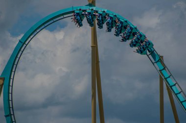 Orlando, Florida. 29 Temmuz 2019. İnsanlar Seaworld 10 yaz tatili sırasında Kraken rollercoaster sürme zevk