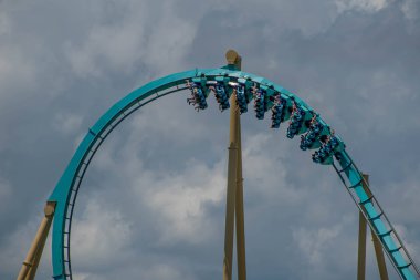 Orlando, Florida. 29 Temmuz 2019. İnsanlar Seaworld 16 yaz tatili sırasında Kraken rollercoaster sürme zevk