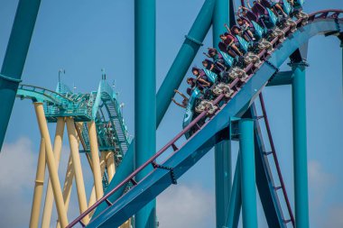 Orlando, Florida. 29 Temmuz 2019. İnsanlar Seaworld 10 yaz tatili sırasında Mako rollercoaster sürme zevk