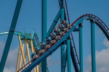 Orlando, Florida. 29 Temmuz 2019. Seaworld 15 yaz tatili sırasında Mako rollercoaster sürme zevk İnsanlar