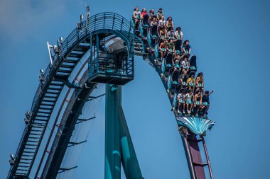 Orlando, Florida. 29 Temmuz 2019. Seaworld 12 yaz tatili sırasında Mako rollercoaster sürme zevk İnsanlar