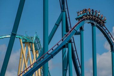 Orlando, Florida. 29 Temmuz 2019. Seaworld 13 yaz tatili sırasında Mako rollercoaster sürme zevk İnsanlar