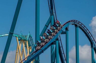Orlando, Florida. 29 Temmuz 2019. Seaworld 18 yaz tatili sırasında Mako rollercoaster sürme zevk İnsanlar