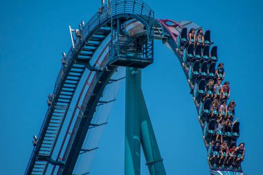 Orlando, Florida. 29 Temmuz 2019. Seaworld 20 yaz tatili sırasında Mako rollercoaster sürme zevk İnsanlar