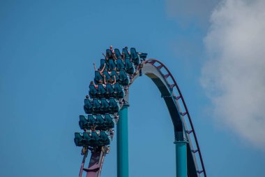 Orlando, Florida. 29 Temmuz 2019. Seaworld 22 yaz tatili sırasında Mako rollercoaster sürme zevk İnsanlar