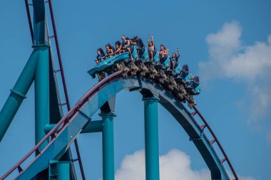 Orlando, Florida. 29 Temmuz 2019. Seaworld 27 yaz tatili sırasında Mako rollercoaster sürme zevk İnsanlar