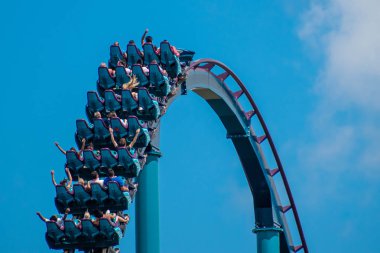 Orlando, Florida. 29 Temmuz 2019. Seaworld 32 yaz tatili sırasında Mako rollercoaster sürme zevk İnsanlar