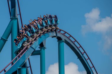 Orlando, Florida. 29 Temmuz 2019. Seaworld 28 yaz tatili sırasında Mako rollercoaster sürme zevk İnsanlar