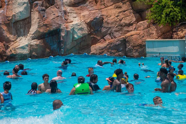 Orlando Florida Juli 2019 Die Menschen Genießen Schwimmbecken Mit Wellen — Stockfoto