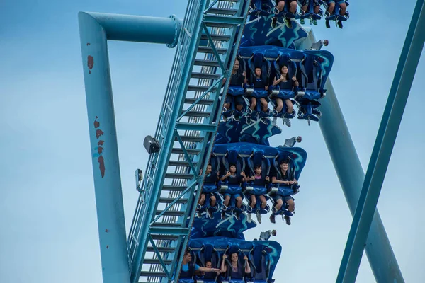 Orlando, Florida. 26 Temmuz 2019. İnsanlar Seaworld yaz tatili sırasında Manta Ray rollercoaster zevk (18).