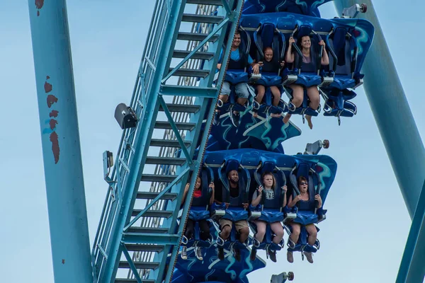 Orlando, Florida. 26 Temmuz 2019. İnsanlar Seaworld yaz tatili sırasında Manta Ray rollercoaster zevk (21).
