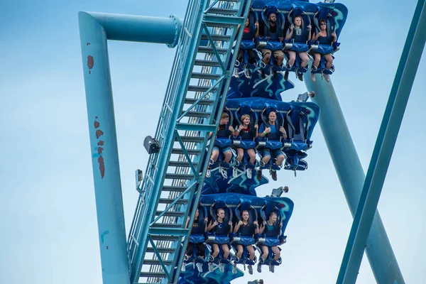 Orlando, Florida. 26 Temmuz 2019. İnsanlar Seaworld yaz tatili sırasında Manta Ray rollercoaster zevk (23)