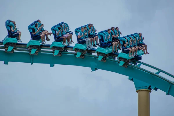 Orlando, Florida. 26 Temmuz 2019. İnsanlar Seaworld (1) de eğlenceli inanılmaz Kraken rollercoaster sahip).