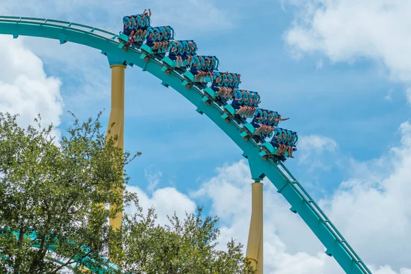 Orlando, Florida. 26 Temmuz 2019. İnsanlar Seaworld yaz tatili sırasında eğlenceli Kraken rollercoaster (8)
