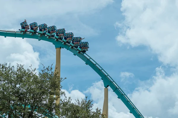 Orlando, Florida. 26 Temmuz 2019. İnsanlar Seaworld yaz tatili sırasında eğlenceli Kraken rollercoaster (6).