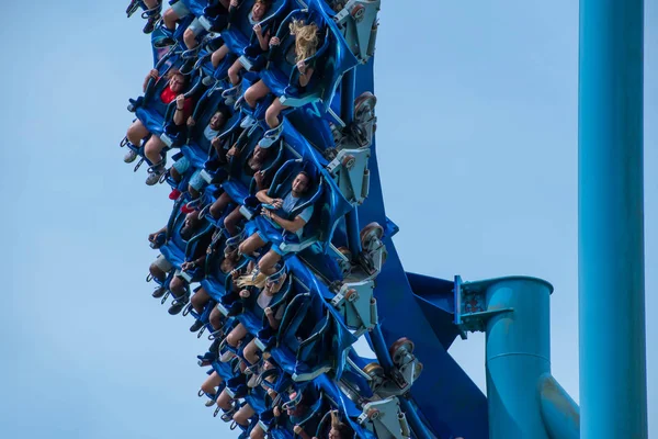 Orlando, Florida. 26 Temmuz 2019. İnsanlar çığlık, gülme ve Seaworld (12) de Manta Ray rollercoaster zevk).