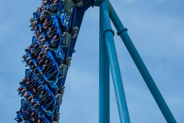 Orlando, Florida. 26 Temmuz 2019. İnsanlar çığlık, gülme ve Seaworld (14) de Manta Ray rollercoaster zevk)