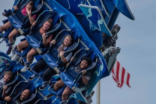 Orlando, Florida. 26 Temmuz 2019. İnsanlar çığlık, gülme ve Seaworld (16) de Manta Ray rollercoaster zevk)