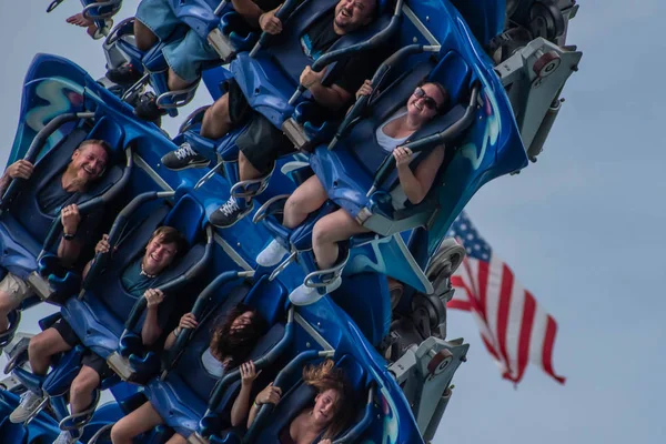 Orlando, Florida. 26 Temmuz 2019. İnsanlar çığlık, gülme ve Seaworld (17) de Manta Ray rollercoaster zevk)