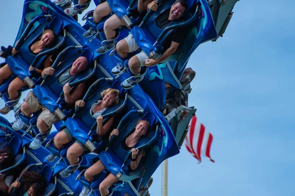 Orlando, Florida. 26 Temmuz 2019. İnsanlar çığlık, gülme ve Seaworld (18) de Manta Ray rollercoaster zevk).