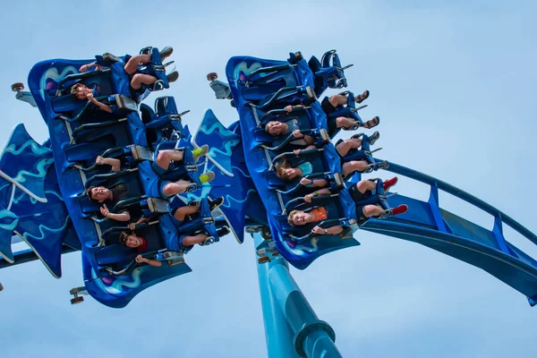 Orlando, Florida. 26 Temmuz 2019. İnsanlar çığlık, gülme ve Seaworld (22) de Manta Ray rollercoaster zevk).