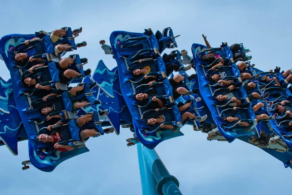 Orlando, Florida. 26 Temmuz 2019. İnsanlar çığlık, gülme ve Seaworld (21) de Manta Ray rollercoaster zevk).