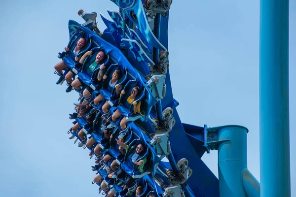 Orlando, Florida. 26 Temmuz 2019. İnsanlar çığlık, gülme ve Seaworld (29) de Manta Ray rollercoaster zevk)