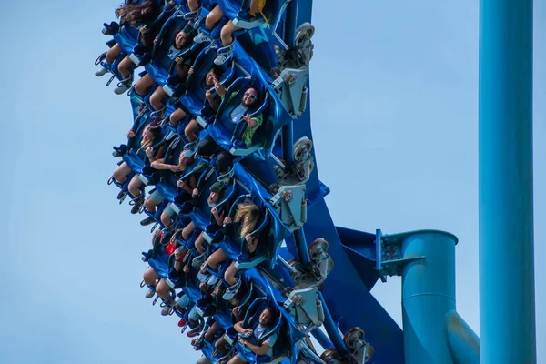 Orlando, Florida. 26 Temmuz 2019. İnsanlar çığlık, gülme ve Seaworld (30) de Manta Ray rollercoaster zevk).