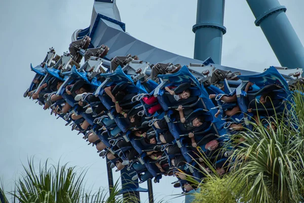 Orlando, Florida. 26 Temmuz 2019. Seaworld inanılmaz Manta Ray rollercoaster zevk insanların üst görünümü (2)