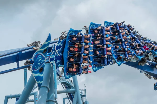 Orlando, Florida. 26 Temmuz 2019. Seaworld inanılmaz Manta Ray rollercoaster zevk insanların üst görünümü (3)