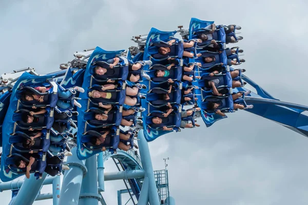 Orlando, Florida. 26 Temmuz 2019. Seaworld inanılmaz Manta Ray rollercoaster zevk insanların üst görünümü (6).