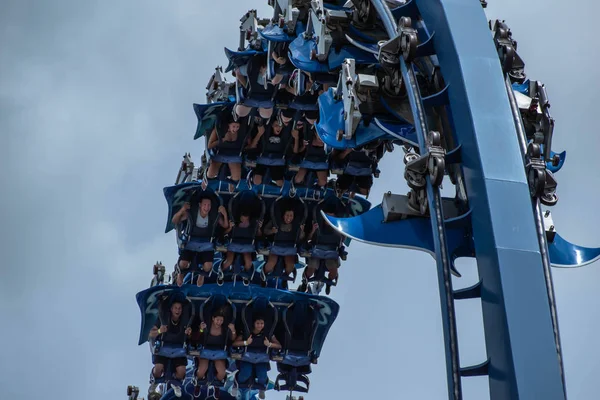 Orlando, Florida. 26 Temmuz 2019. Seaworld inanılmaz Manta Ray rollercoaster zevk insanların üst görünümü (8).