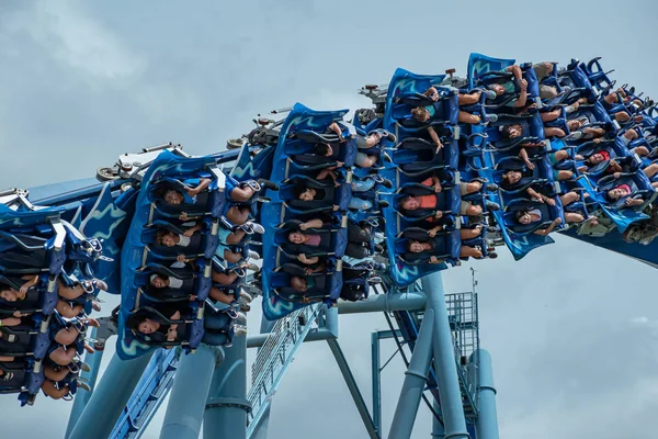 Orlando, Florida. 26 Temmuz 2019. Seaworld inanılmaz Manta Ray rollercoaster zevk insanların üst görünümü (16).