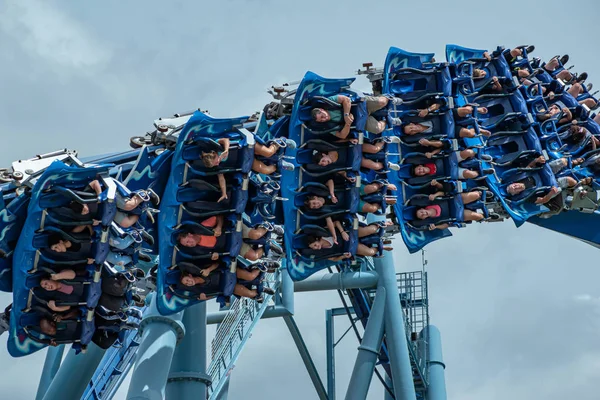 Orlando, Florida. 26 Temmuz 2019. Seaworld inanılmaz Manta Ray rollercoaster zevk insanların üst görünümü (17).