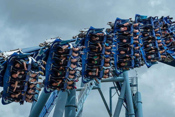 Orlando, Florida. 26 Temmuz 2019. Seaworld inanılmaz Manta Ray rollercoaster zevk insanların üst görünümü (21).