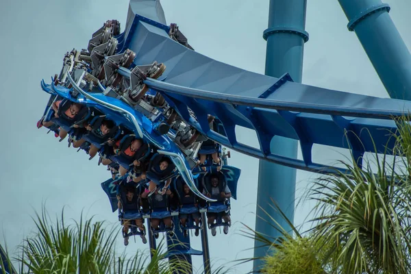 Orlando, Florida. 26 Temmuz 2019. Seaworld inanılmaz Manta Ray rollercoaster zevk insanların üst görünümü (24).