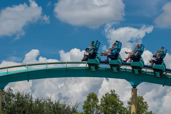Orlando, Florida. 31 Temmuz 2019. İnsanlar Seaworld yaz tatili sırasında inanılmaz Kraken rollercoaster zevk (3)