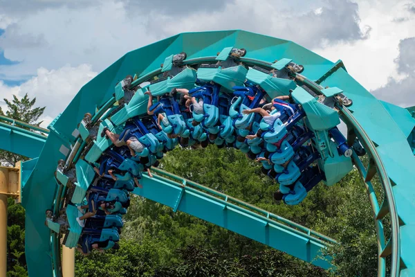 Orlando, Florida. 31 Temmuz 2019. İnsanlar Seaworld yaz tatili sırasında inanılmaz Kraken rollercoaster zevk (2).