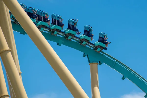 Orlando Florida Július 2019 Emberek Élvezik Elképesztő Kraken Rollercoaster Nyarán — Stock Fotó