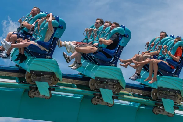 Orlando, Florida. 31 Temmuz 2019. İnsanlar Seaworld (63) yaz tatili sırasında inanılmaz Kraken rollercoaster zevk).