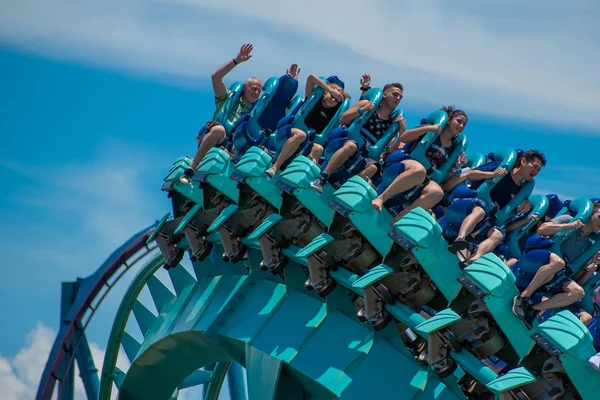 Orlando Florida Július 2019 Emberek Élvezik Lovaglás Kraken Rollercoaster Alatt — Stock Fotó