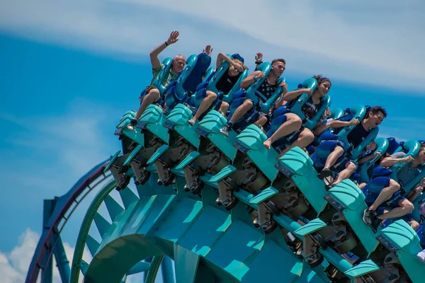 Orlando, Florida. 31 Temmuz 2019. İnsanlar Seaworld yaz tatili sırasında Kraken rollercoaster sürme zevk (3)