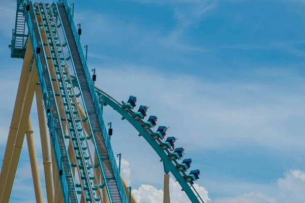 Orlando Florida Július 2019 Emberek Élvezik Lovaglás Kraken Rollercoaster Alatt — Stock Fotó