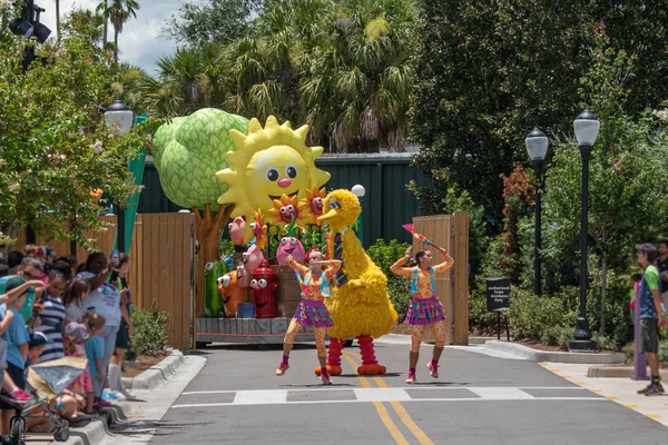 Орландо Флорида Июля 2019 Года Big Bird Танцующие Девушки Вечеринке — стоковое фото