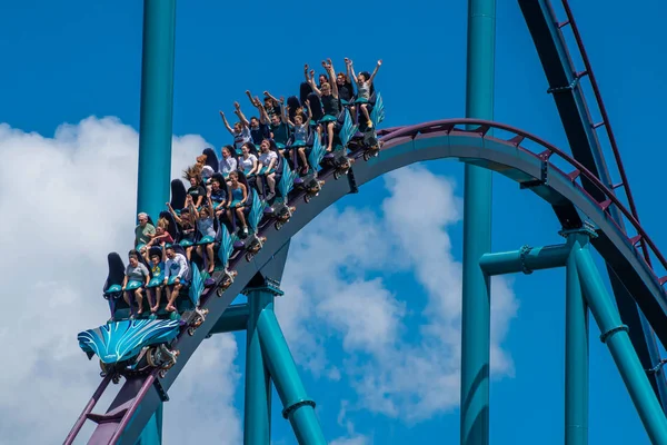 Orlando Florida Július 2019 Emberek Élvezik Lovaglás Mako Rollercoaster Nyarán — Stock Fotó